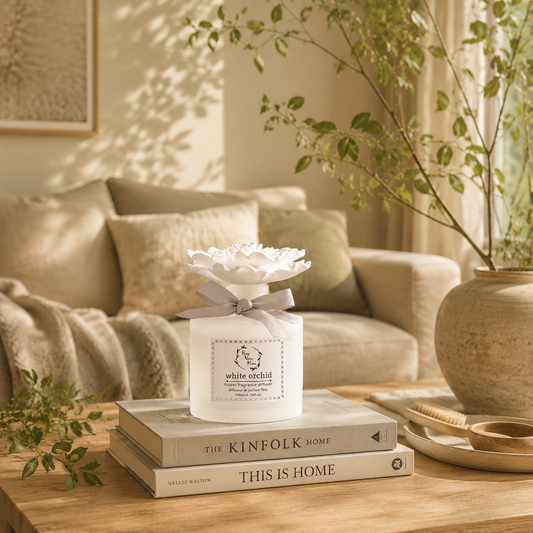 Pretty Valley Home White Ceramic Flower Diffuser Gift Set – White Orchid Scent, 200ml Handmade Home Fragrance & Luxury Gift for Her